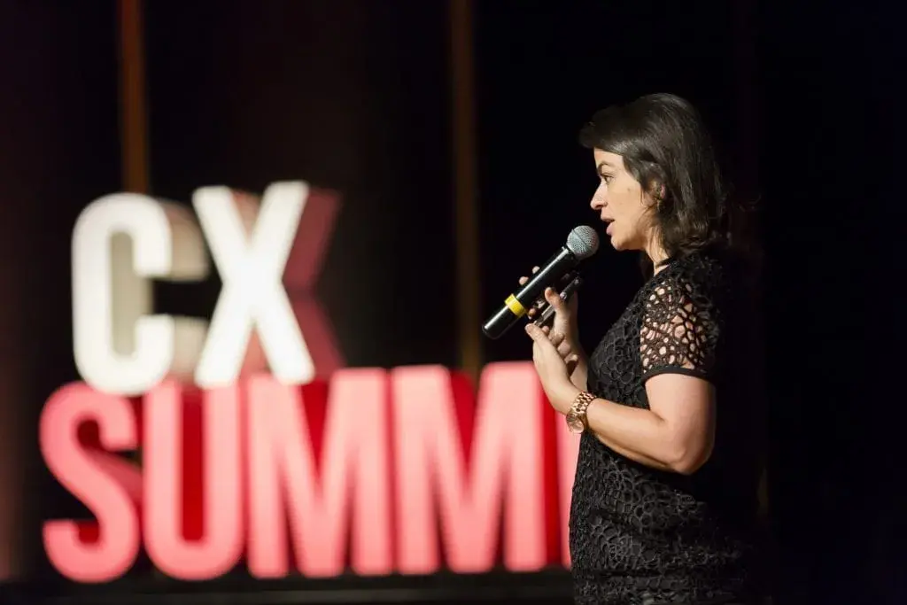 Claudia Vale no palco do CX Summit em 2016.

Experiência do Cliente. 