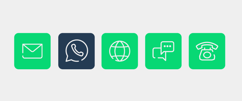 Ilustração de fundo cinza claro, que apresenta os ícones verdes dos principais canais de coleta de pesquisa de satisfação, sendo, da esquerda pra direita, email, whatsapp, em destaque azul escuro, widget, SMS e telefone.