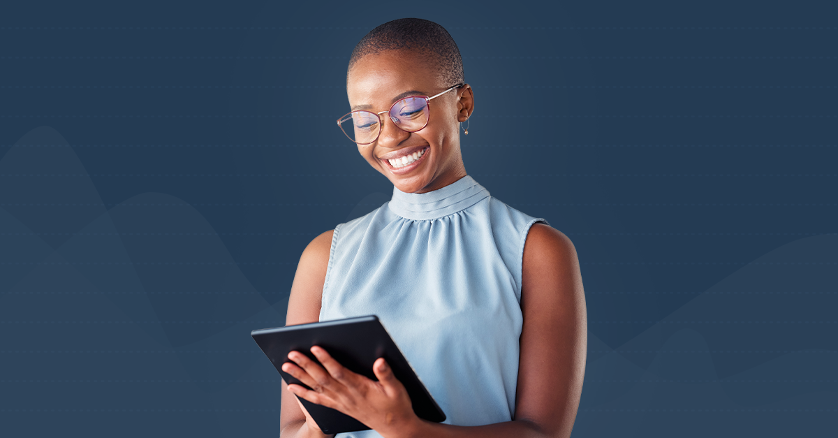 Imagem de capa da CX Trends 2023, com fundo escuro, com uma mulher negra de óculos ao centro, sorrindo, segurando um tablet.